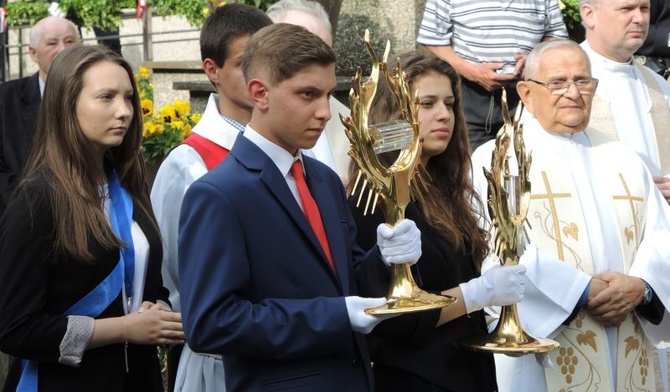 Przedstawiciele młodzieży wnieśłi relikwie Apostołów Miłosierdzia