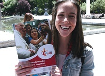 Serdeczny uśmiech młodej Hiszpanki dla wszystkich uczestników ŚDM.
