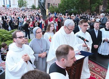 W czasie aktu zawierzenia diecezji płockiej Maryi bp. Piotrowi Liberze towarzyszyli przedstawiciele duchowieństwa, osób konsekrowanych i rodzin.