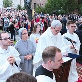 W czasie aktu zawierzenia diecezji płockiej Maryi bp. Piotrowi Liberze towarzyszyli przedstawiciele duchowieństwa, osób konsekrowanych i rodzin.