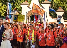 ►	Pątnicy to głównie ludzie młodzi, ale nie brakuje też pielgrzymkowych weteranów.