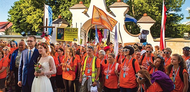 ►	Pątnicy to głównie ludzie młodzi, ale nie brakuje też pielgrzymkowych weteranów.