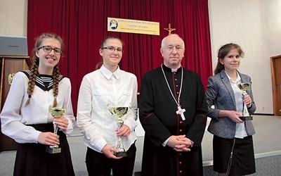 ▲	Od lewej: Daria Borecka, Agata Kaczmarczyk,  bp Andrzej F. Dziuba  i Lidia Majda.