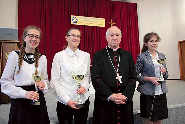 ▲	Od lewej: Daria Borecka, Agata Kaczmarczyk,  bp Andrzej F. Dziuba  i Lidia Majda.