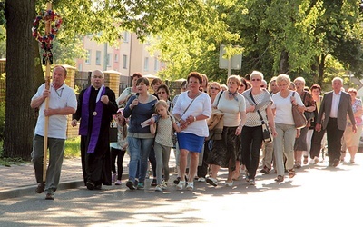 ▲	Pielgrzymi z ks. Adamem Domańskim w drodze  do bazyliki katedralnej.