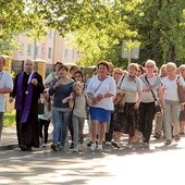 ▲	Pielgrzymi z ks. Adamem Domańskim w drodze  do bazyliki katedralnej.