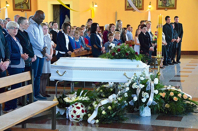 ▲	Pogrzeb zmarłego ministranta Emanuela.
