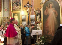 ▲	Obraz Pana Jezusa Miłosiernego dotarł do każdej parafii naszej diecezji. Na zdjęciu powitanie w Jawiszowicach.