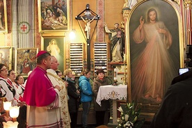 ▲	Obraz Pana Jezusa Miłosiernego dotarł do każdej parafii naszej diecezji. Na zdjęciu powitanie w Jawiszowicach.