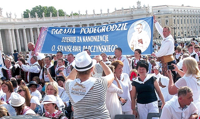 – Cieszymy się, że nasz krajan został ogłoszony świętym – mówili na pl. Świętego Piotra mieszkańcy Podegrodzia koło  Nowego Sącza, rodzinnej miejscowości o. Stanisława.