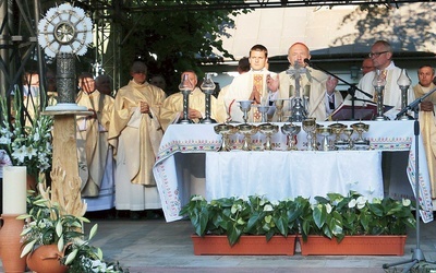 	Dziękczynienie odbyło się przy kościele Wieczerzy Pańskiej, gdzie znajduje się sarkofag nowego świętego.