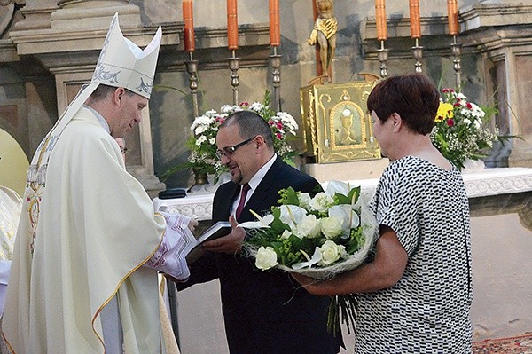 Marcin Węgłowski, dyrektor szkoły, dziękuje bp. Piotrowi Turzyńskemu za udział w uroczystości.