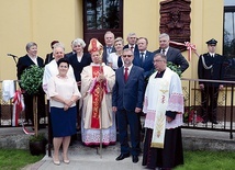 Pamiątkowa fotografia delegacji, która odsłoniła tablicę matki Kazimiery Gruszczyńskiej.