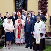 Pamiątkowa fotografia delegacji, która odsłoniła tablicę matki Kazimiery Gruszczyńskiej.