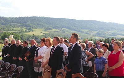 ►	Druga cześć jubileuszu odbyła się w domu weselnym, gdzie orkiestra dała koncert. Jej obecnym i byłym członkom wręczono okolicznościowe medale, a goście odśpiewali „Sto lat”.