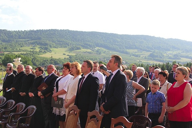 ►	Druga cześć jubileuszu odbyła się w domu weselnym, gdzie orkiestra dała koncert. Jej obecnym i byłym członkom wręczono okolicznościowe medale, a goście odśpiewali „Sto lat”.