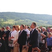 ►	Druga cześć jubileuszu odbyła się w domu weselnym, gdzie orkiestra dała koncert. Jej obecnym i byłym członkom wręczono okolicznościowe medale, a goście odśpiewali „Sto lat”.