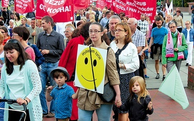 Marsz przeszedł przez centrum miasta.