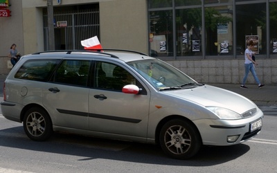 Na ulicach Radomia coraz więcej biało-czerwonych flag i chorągiewek