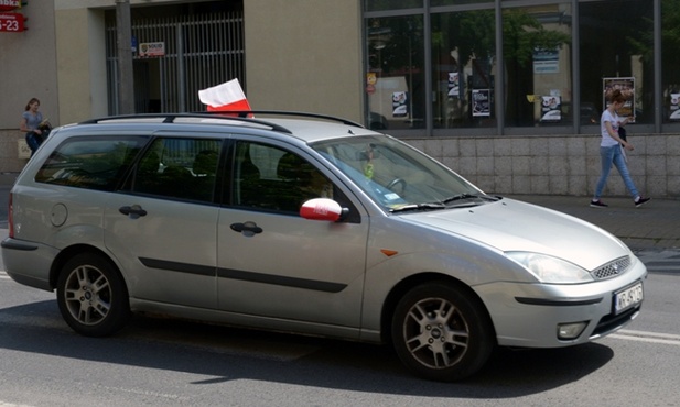 Na ulicach Radomia coraz więcej biało-czerwonych flag i chorągiewek