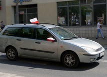 Na ulicach Radomia coraz więcej biało-czerwonych flag i chorągiewek