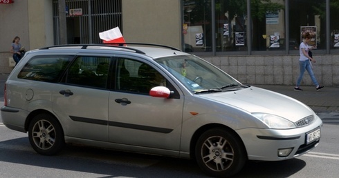 Na ulicach Radomia coraz więcej biało-czerwonych flag i chorągiewek