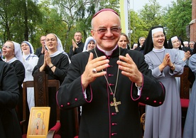 Biskup Jan Sobiło znakomicie zna sytuację na Ukrainie, często odwiedzał parafie nawet w strefie frontu.