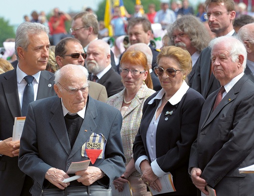 Pięć lat temu ks. Scheipers (drugi z lewej) był obecny na beatyfikacji ks. Alojzego Andrickiego w Dreźnie.