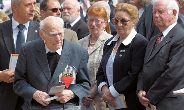 Pięć lat temu ks. Scheipers (drugi z lewej) był obecny na beatyfikacji ks. Alojzego Andrickiego w Dreźnie.