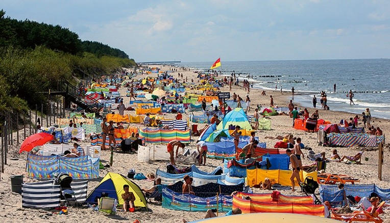 Eksperci spodziewają się, że nad polskie morze przyjedzie trzy razy więcej ludzi niż w zeszłym roku. Na zdjęciu plaża w Dziwnówku.