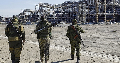 Patrol separatystów w opanowanej przez nich części ruin lotniska w Doniecku.