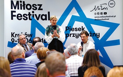 Poetka Olga Siedakowa z tłumaczami (od lewej): Ryszardem Pomorskim i Nikitą Kuznetsovem.