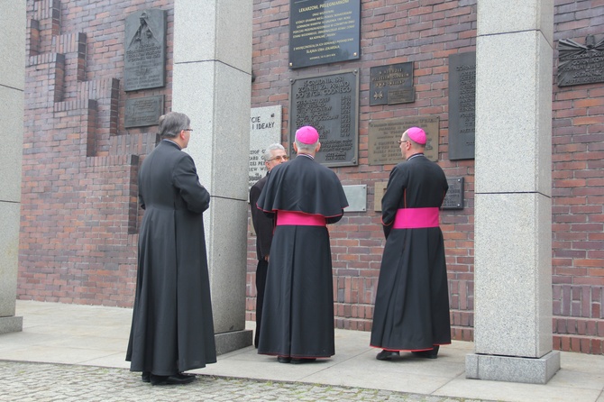 Wizyta prymasa Polski, abp. Wojciecha Polaka w KWK "Wujek"