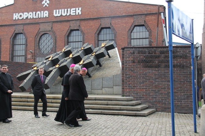 Wizyta prymasa Polski, abp. Wojciecha Polaka w KWK "Wujek"