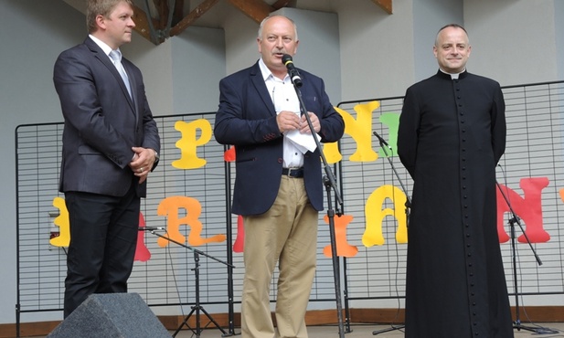 Od lewej: wójt Robert Piętka, Andrzej Maciejowski - dyrektor GOK-u i ks. proboszz Stanisław Lubaszka