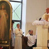 W imieniu parafian peregrynujący obraz i relikwie powitał ks. kan. Jan Kieres