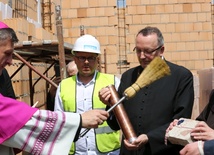 Bp Roman Pindel poświęcił i wmurował kamień węgielny oraz akt erekcyjny Domu św. Józefa w Andrychowie