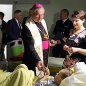 Wizyta abp. Głódzia w Szpitalu Marynarki Wojennej