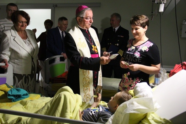 Wizyta abp. Głódzia w Szpitalu Marynarki Wojennej