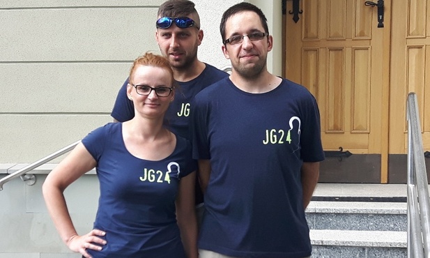 Agata Malicka, ks. Łukasz Listwan (z prawej) i Grzegorz Smolarek tuż przed wyruszeniem na trasę