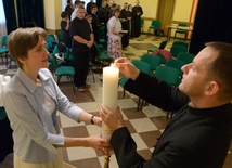 Tegoroczną oazową świecę zapalili moderatorzy diecezjalni: s. Anna Baćmaga i ks. Grzegorz Lipiec