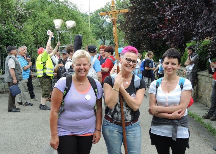 Ewa Wawak, Agata Chrobak i Jadwiga Dąbal z Porąbki, pierwsze wzięły pielgrzymi krzyż