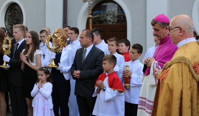 Powitanie obrazu na kościelnym dziedzińcu