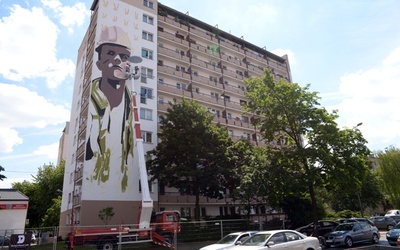 Mural powstał na wieżowcu obok pomnika robotniczego protestu z 25 czerwca 1976 r.