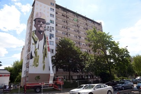 Mural powstał na wieżowcu obok pomnika robotniczego protestu z 25 czerwca 1976 r.