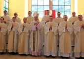 Nowi diakoni z biskupem konsekratorem i moderatorami GSD 