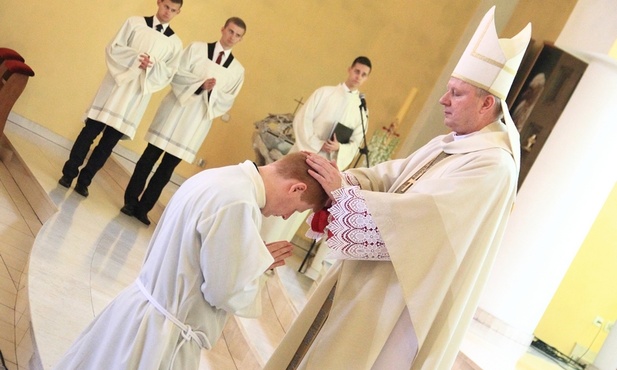 Włożenie rąk i modlitwa konsekracyjna to istotne części udzielania święceń diakonatu 