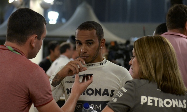 Wypadek Lewisa Hamiltona na torze w Baku