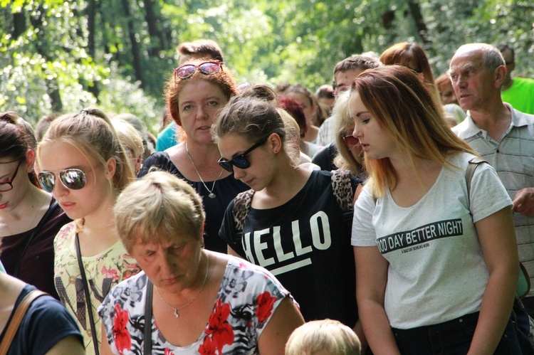 Droga krzyżowa w Wał Rudzie