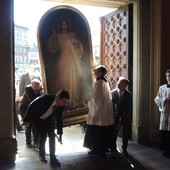 Mężczyźni wnieśli obraz Jezusa Miłosiernego przez... katedralną Brame Miłosierdzia